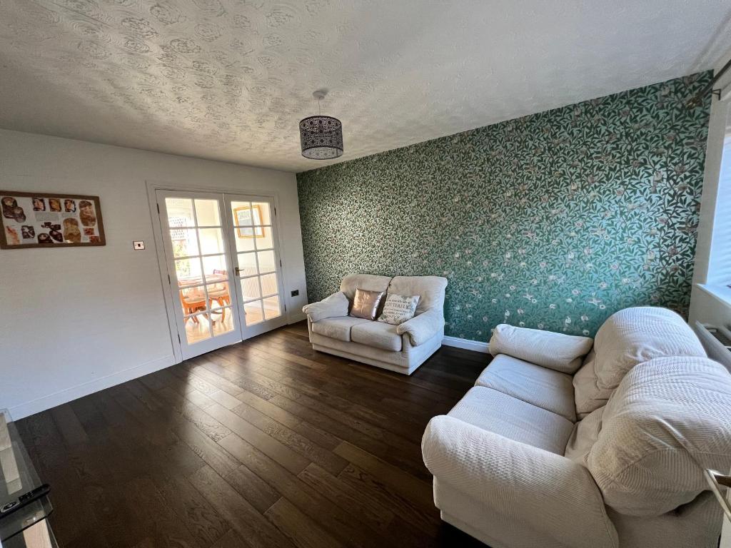 3 Bedroom house-close to Manchester airport-Free parking-private garden - Three-Bedroom House