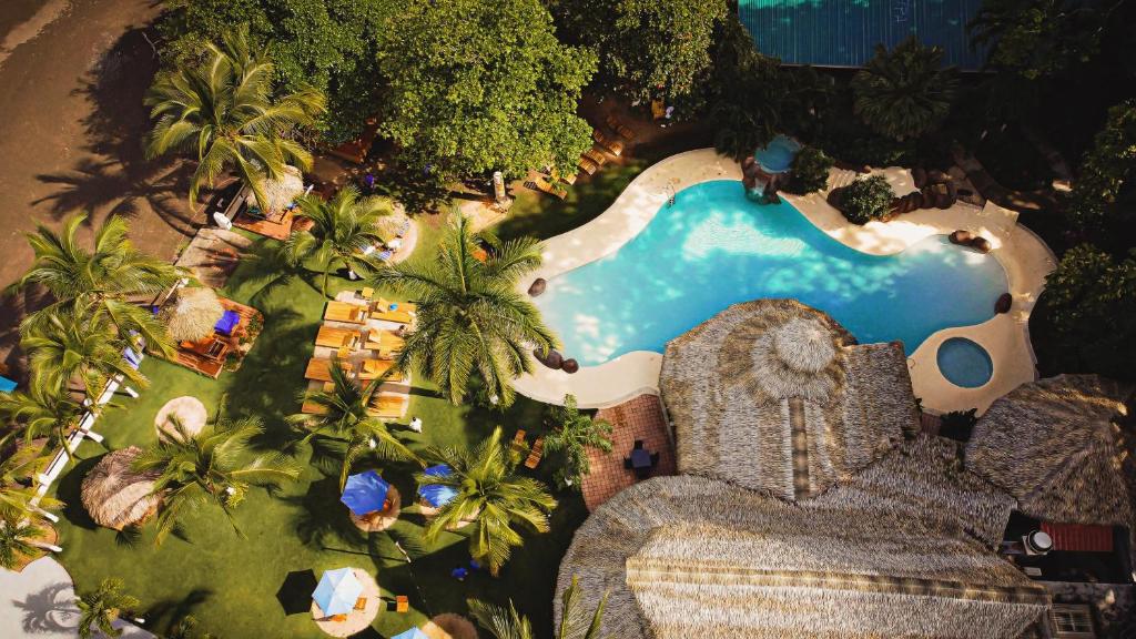 Bazén v ubytování Bahia del Sol Beach front Boutique Hotel nebo v jeho okolí