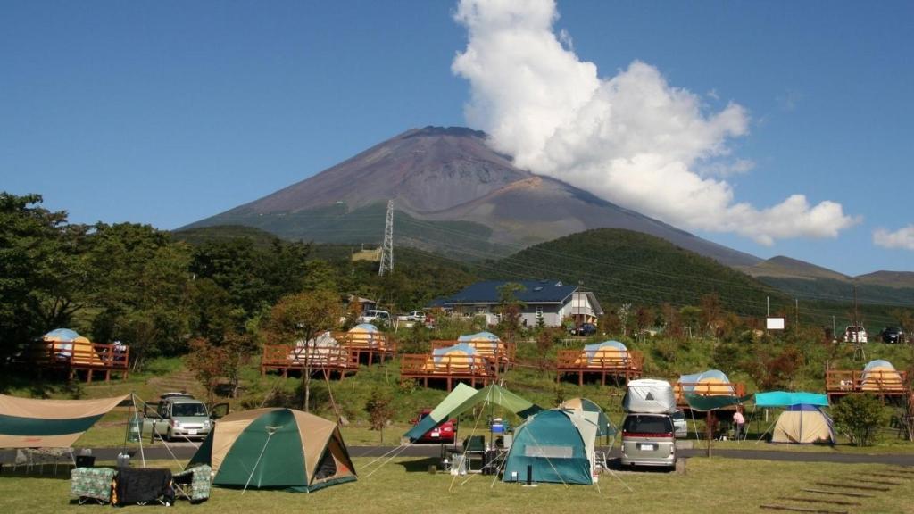 裾野市にあるPICA 富士ぐりんぱの山を背景にしたテント群