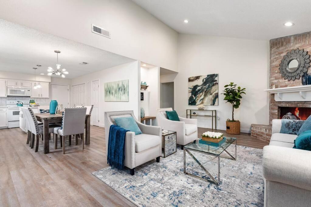 Χώρος καθιστικού στο Super Cozy Entire House Near Downtown - Book Now !!