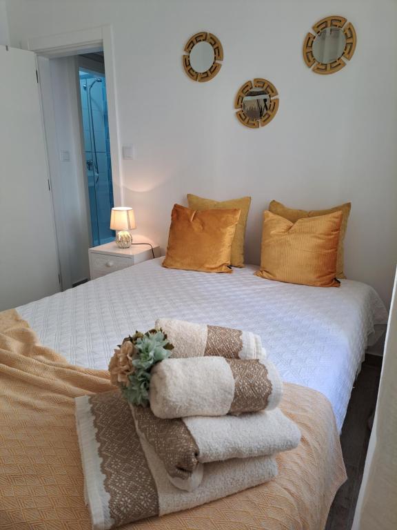 sypialnia z łóżkiem z ręcznikami w obiekcie CASA VAGOS w mieście Nazaré