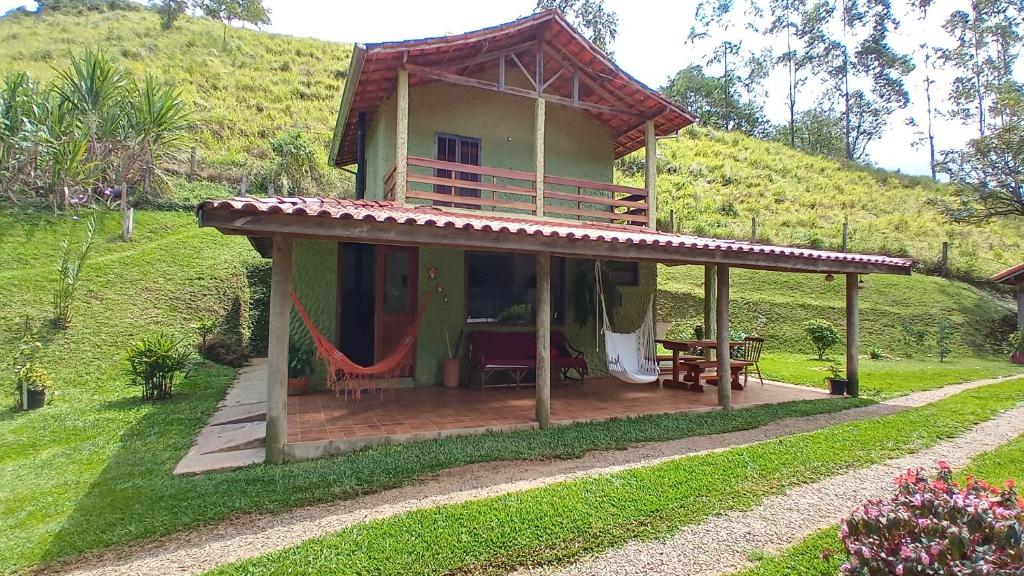 a small house with a porch on a hill at Chale vista verde in São José dos Campos