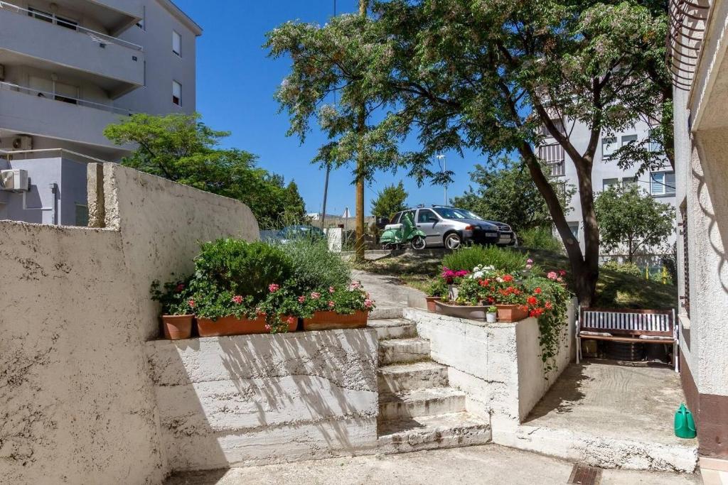 Vonkajšia záhrada v ubytovaní Apartments with a parking space Split - 12846