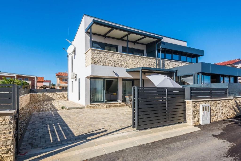 Fotografia z galérie ubytovania Holiday house with a parking space Vir - 20224 vo Viry