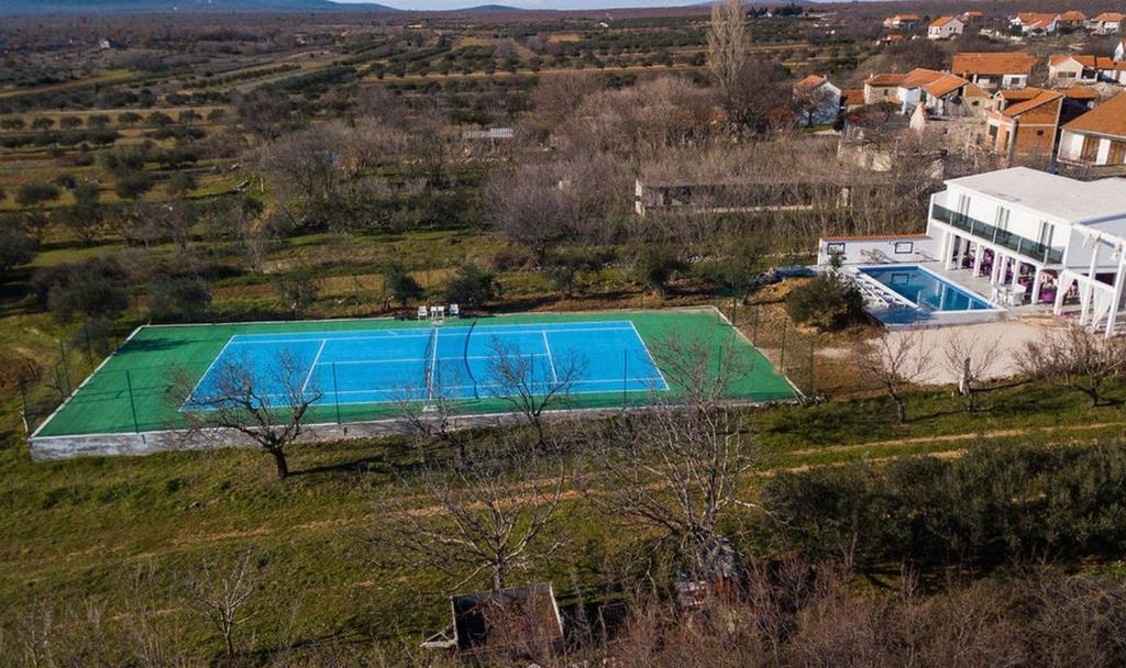einen Blick über einen Pool auf einem Feld in der Unterkunft Family friendly house with a swimming pool Cista Velika, Vodice - 20227 in Velika Čista