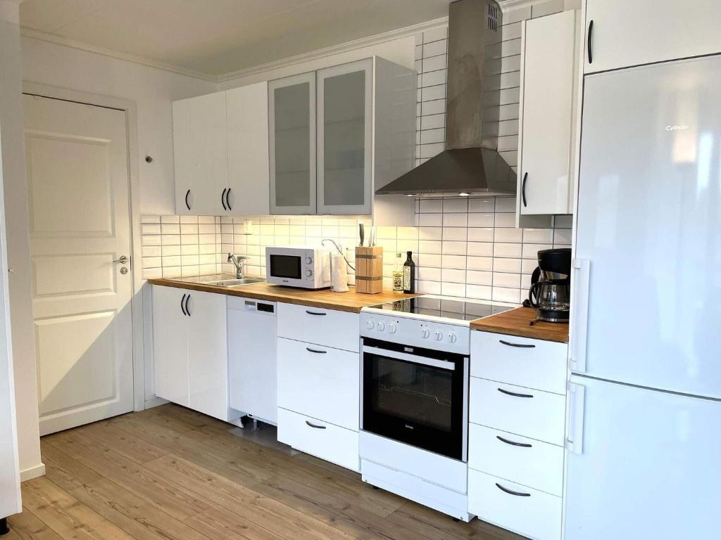 Kuchyň nebo kuchyňský kout v ubytování Holiday home LÖTTORP XIII