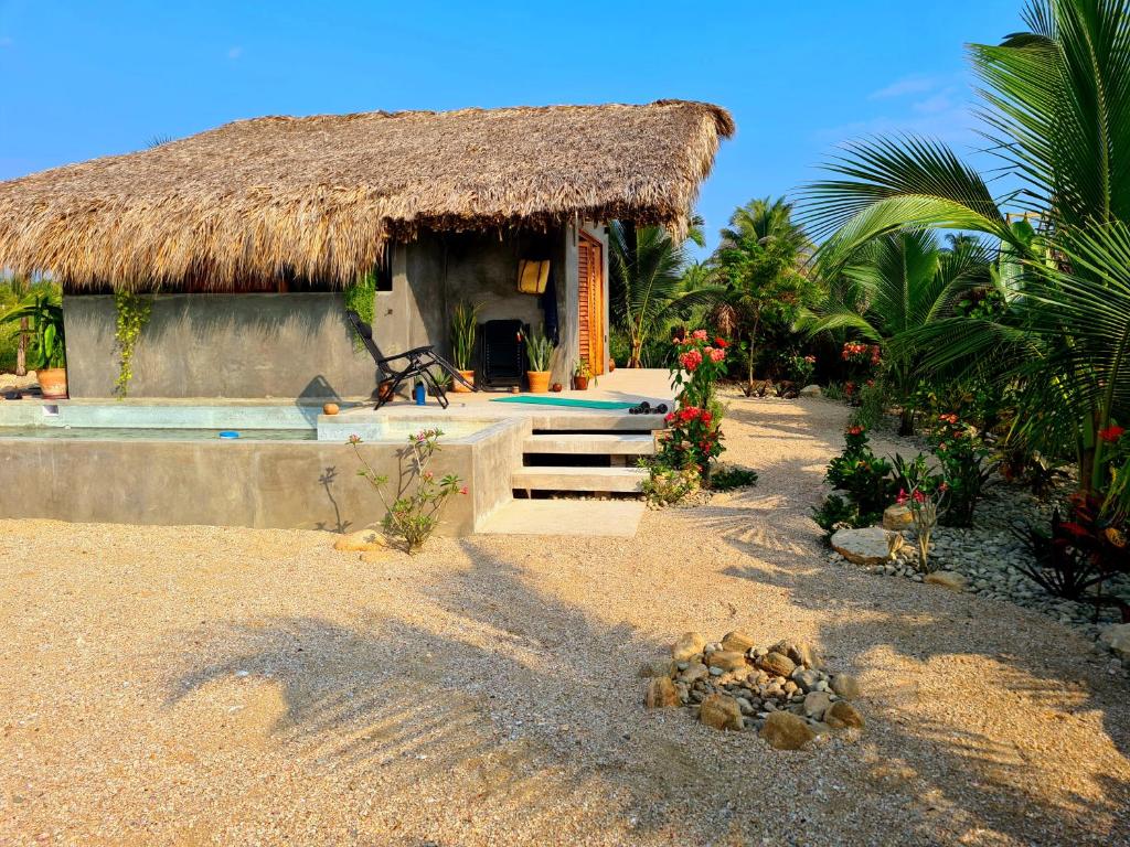 Casa Ikal Charming beach front House with Pool - Housity