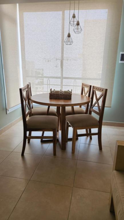 mesa de comedor, 2 sillas, mesa y ventana en Departamento - Excelente ubicación, Zona Centro. en Salta