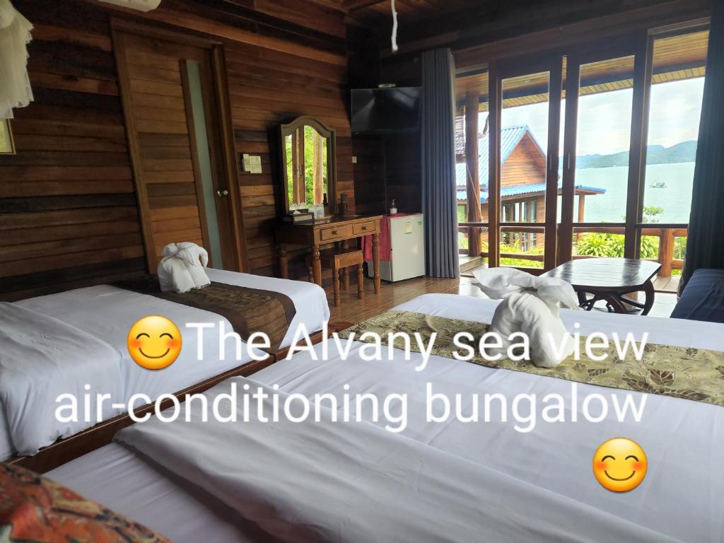 Postel nebo postele na pokoji v ubytování Esmeralda View Resort - SHA Extra Plus