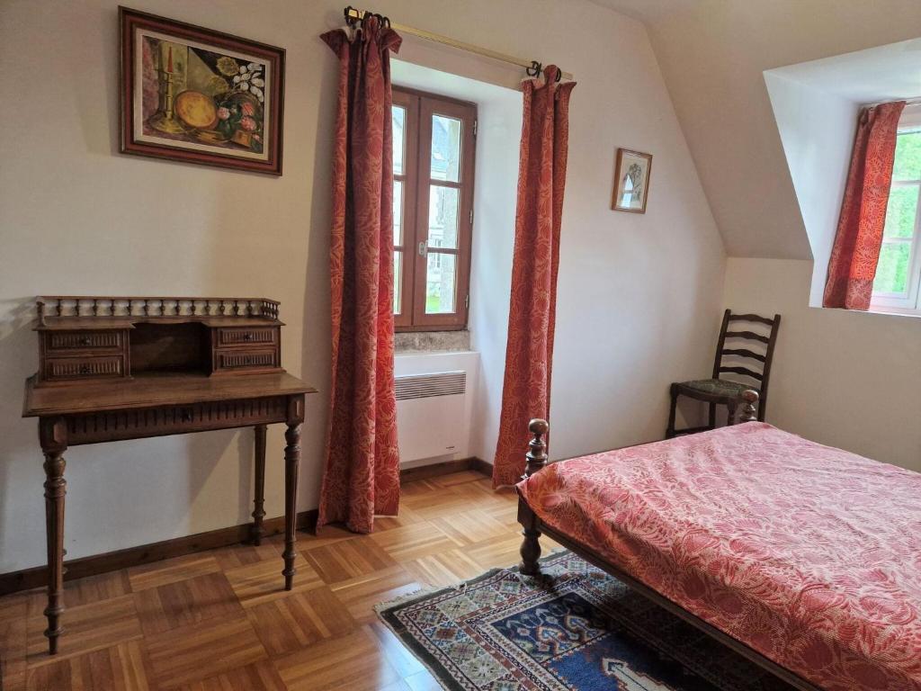 Posteľ alebo postele v izbe v ubytovaní Semi-detached house in the castle park, Bénodet