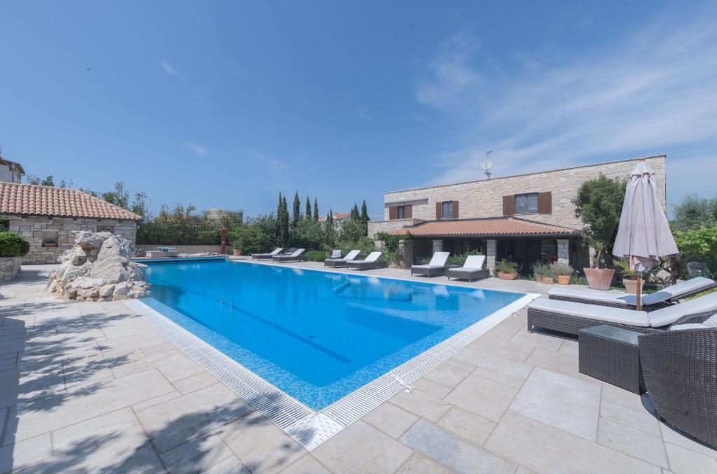 Bazén v ubytování Apartments Villa Renata nebo v jeho okolí