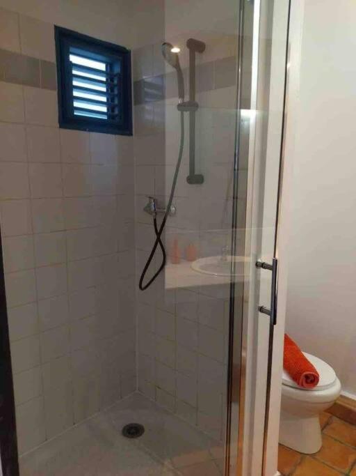 Koupelna v ubytování Studio paisible avec piscine, pas loin de la plage