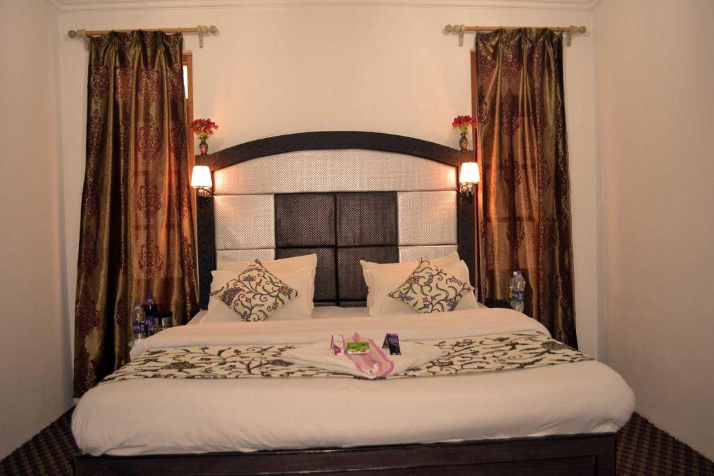 Postel nebo postele na pokoji v ubytování Hotel Al Azrah
