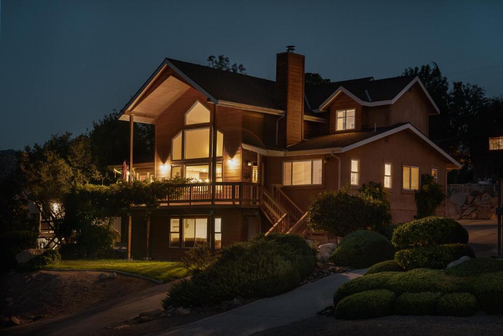 ein großes Haus in der Nacht mit eingeschaltetem Licht in der Unterkunft Epic View; A Luxury House on a Hill in Kernville