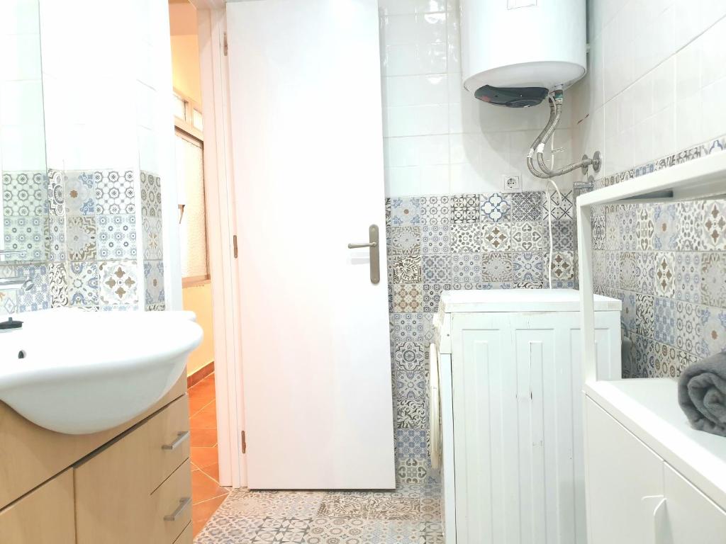 Kúpeľňa v ubytovaní Sunny Malaga Centre Flats, 2 Options, with Balcony or Terrace