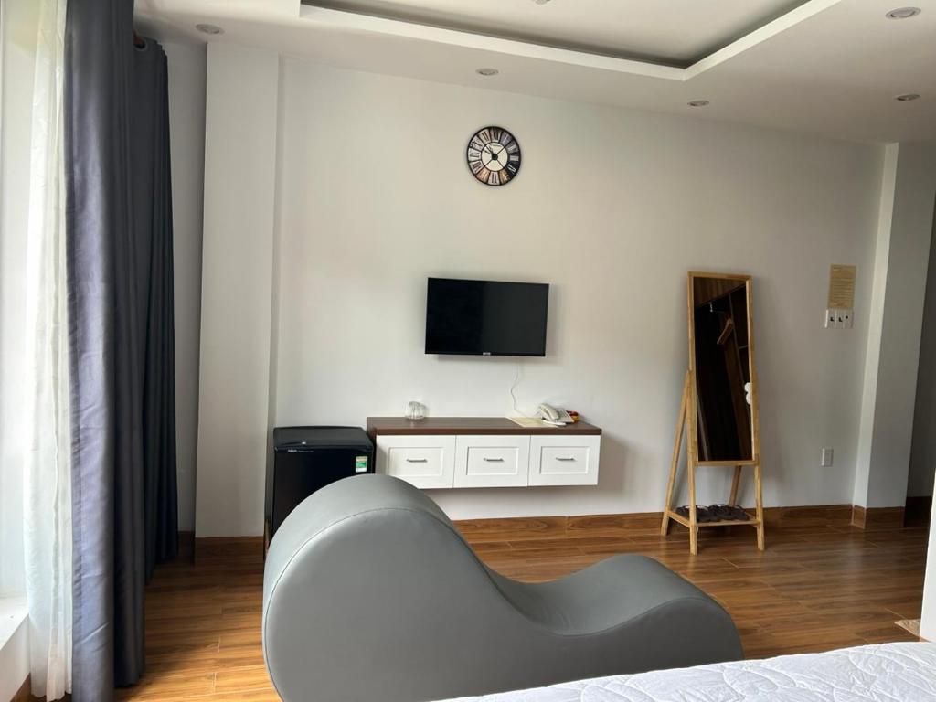 TV a/nebo společenská místnost v ubytování The Land Hotel & Apartment