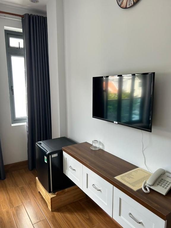 TV a/nebo společenská místnost v ubytování The Land Hotel & Apartment