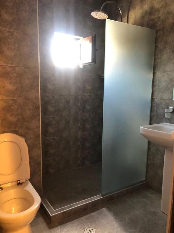 Koupelna v ubytování Hotel Guri