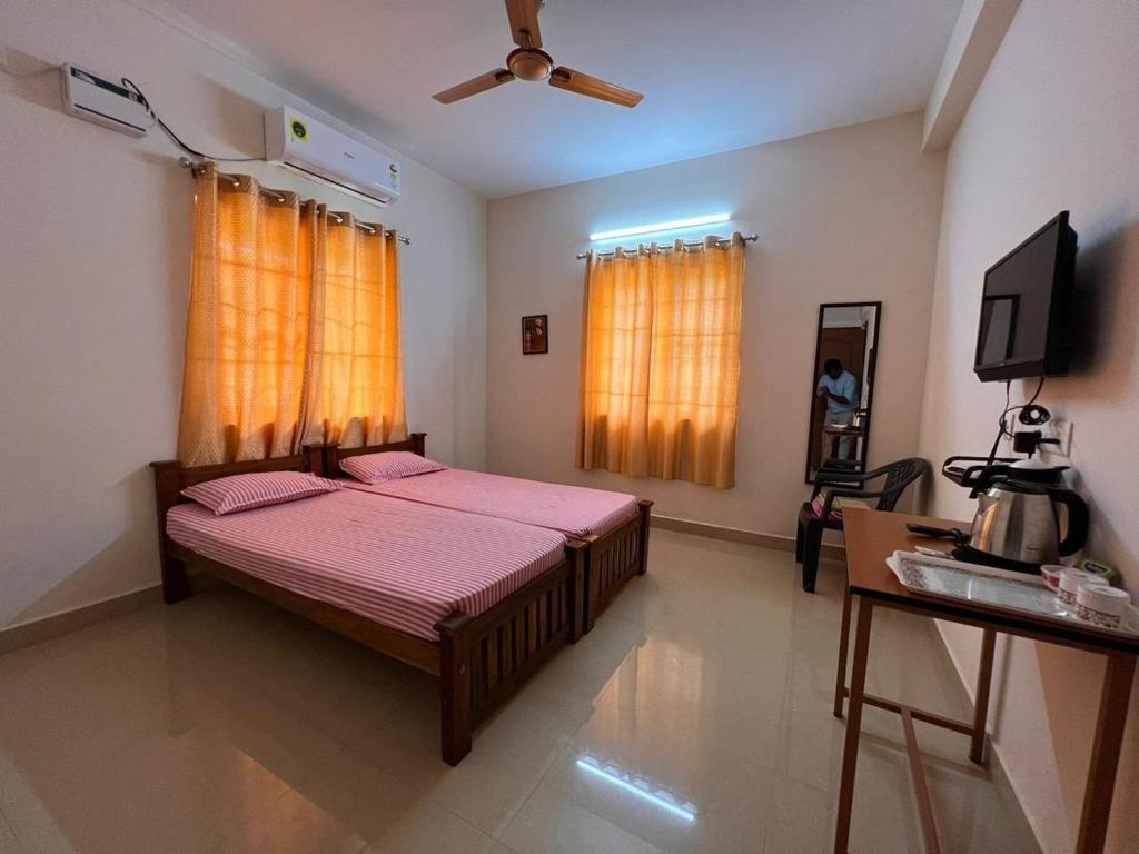 TV a/nebo společenská místnost v ubytování Shantham Service Apartments, Kinathukadavu, Coimbatore