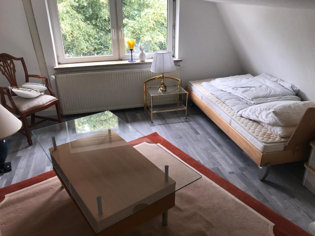 a bedroom with a bed and a table and a window at Monteur Gäste Zimmer Stadt Hafen in Husum