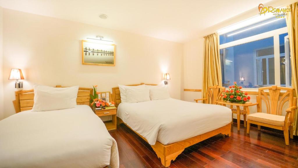 Giường trong phòng chung tại Romance Hotel
