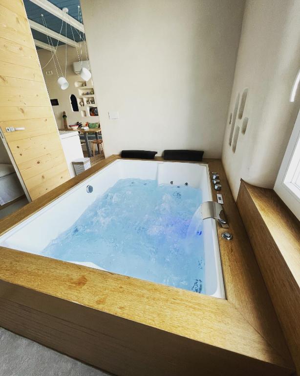 a jacuzzi tub in the middle of a room at Casa Mediterranea Jacuzzi riscaldata con Caminetto in Specchiolla