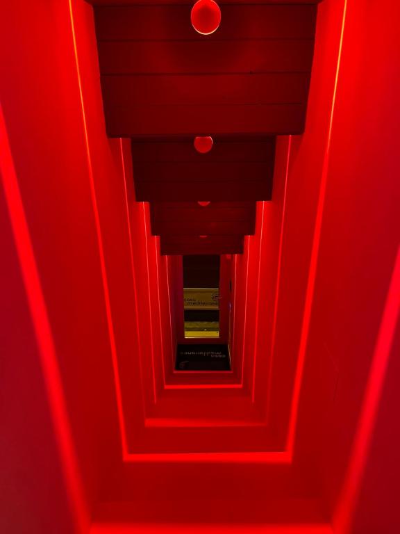 a red stairway with a red light on it at Casa Mediterranea Jacuzzi riscaldata con Caminetto in Specchiolla