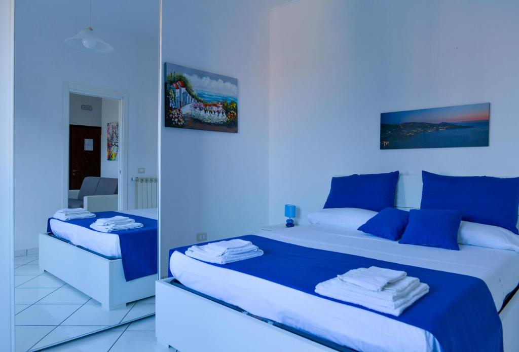 ソレントにあるBenny Houseの青い壁のベッドルーム1室(大型ベッド1台付)