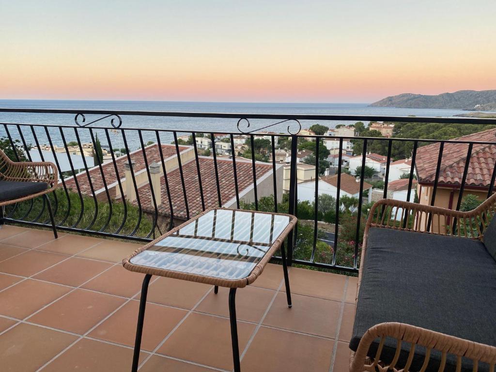 Un balcón con sillas y vistas al océano. en El Mirador de Llançà en Llança