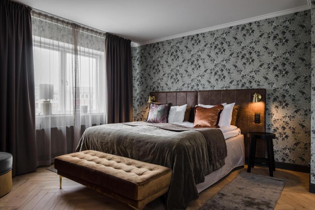Postel nebo postele na pokoji v ubytování Skara Stadshotell