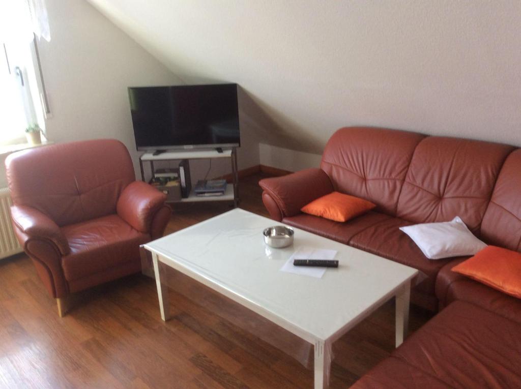 uma sala de estar com um sofá e uma mesa de centro em Haus-Magarethe em Detern