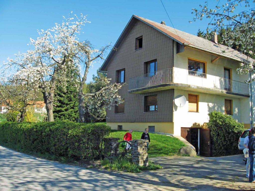 two people standing in front of a house at Haus Hollerbusch in Neunburg vorm Wald