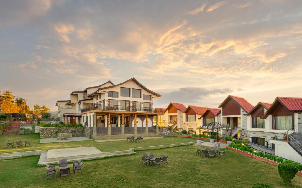 ein großes Haus mit einem Rasen davor in der Unterkunft Koti Resort in Shimla