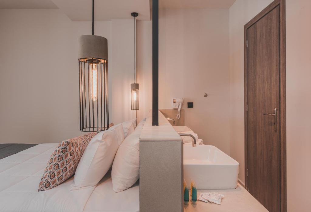 Postel nebo postele na pokoji v ubytování Cavo di Suites