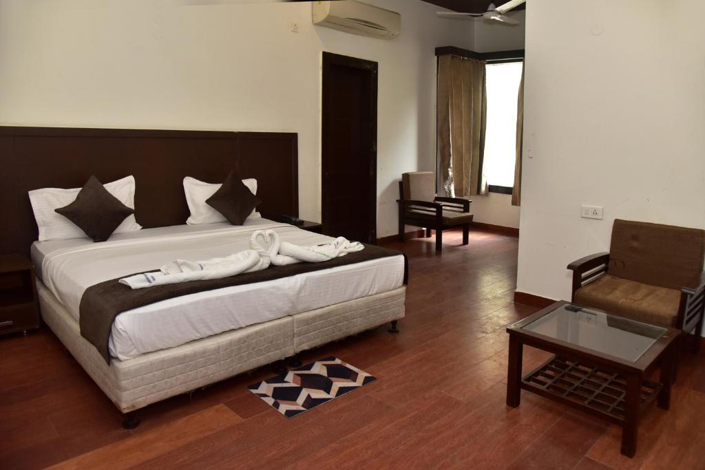 Giường trong phòng chung tại Homefort Stays Near 32 Avenue and Udyog Vihar Gurgaon