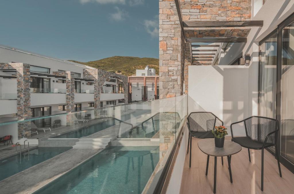 Bazén v ubytování Cavo di Suites nebo v jeho okolí