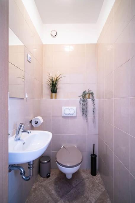 Kúpeľňa v ubytovaní Free Parking! Soho Budapest 304, 4 ppl, AC, FAST WIFI, Smart TV
