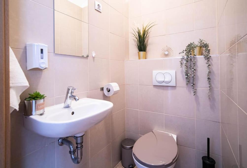 Kúpeľňa v ubytovaní Free Parking! Soho Budapest 304, 4 ppl, AC, FAST WIFI, Smart TV