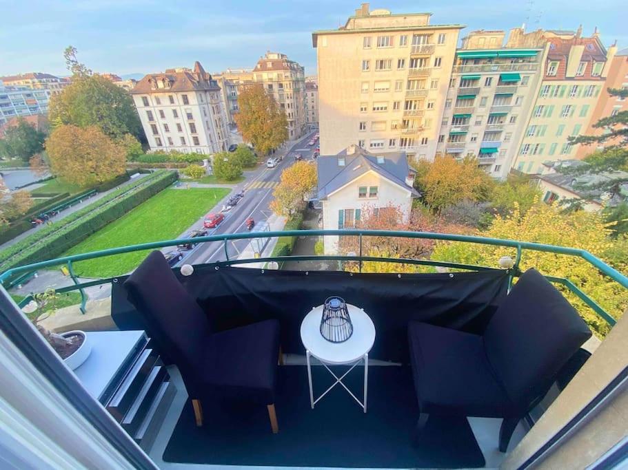 un tavolo su un balcone con vista sulla città di Central & relaxed a Ginevra