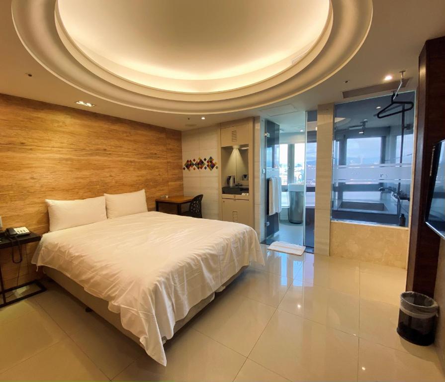 een slaapkamer met een groot bed en een rond plafond bij Burgary Hotel in Taipei