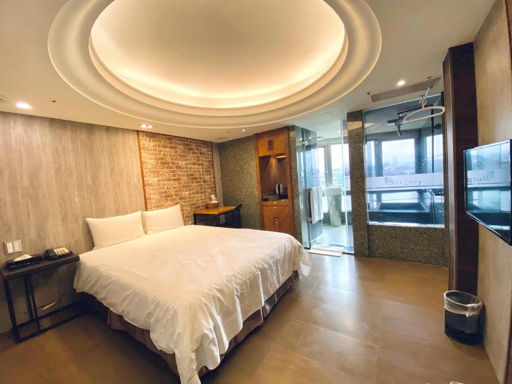 Postel nebo postele na pokoji v ubytování Burgary Hotel