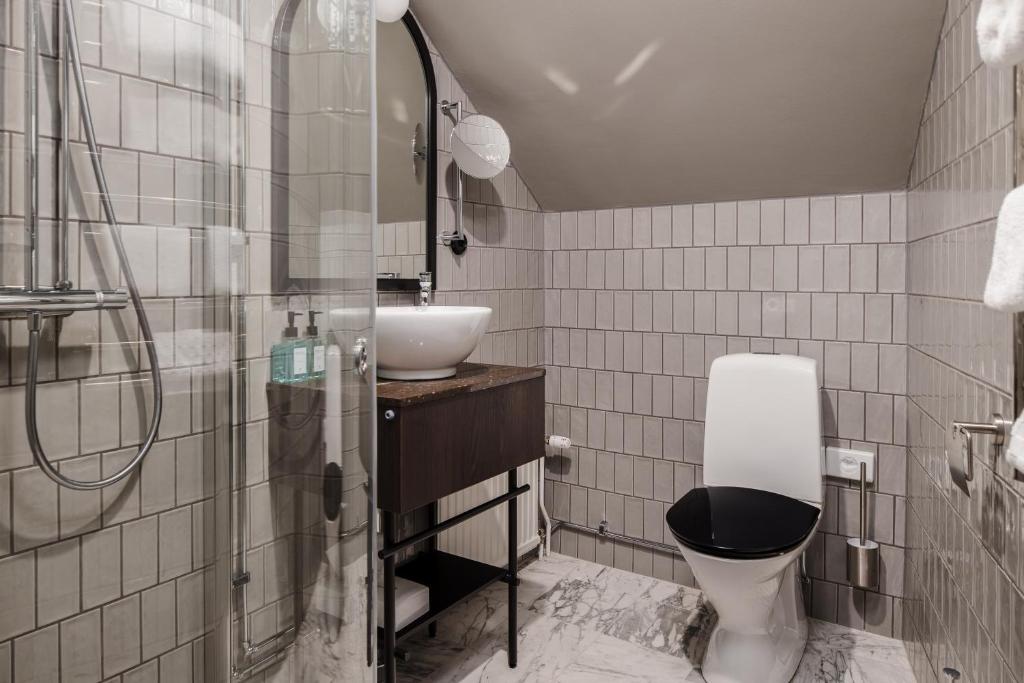 Koupelna v ubytování Skara Stadshotell