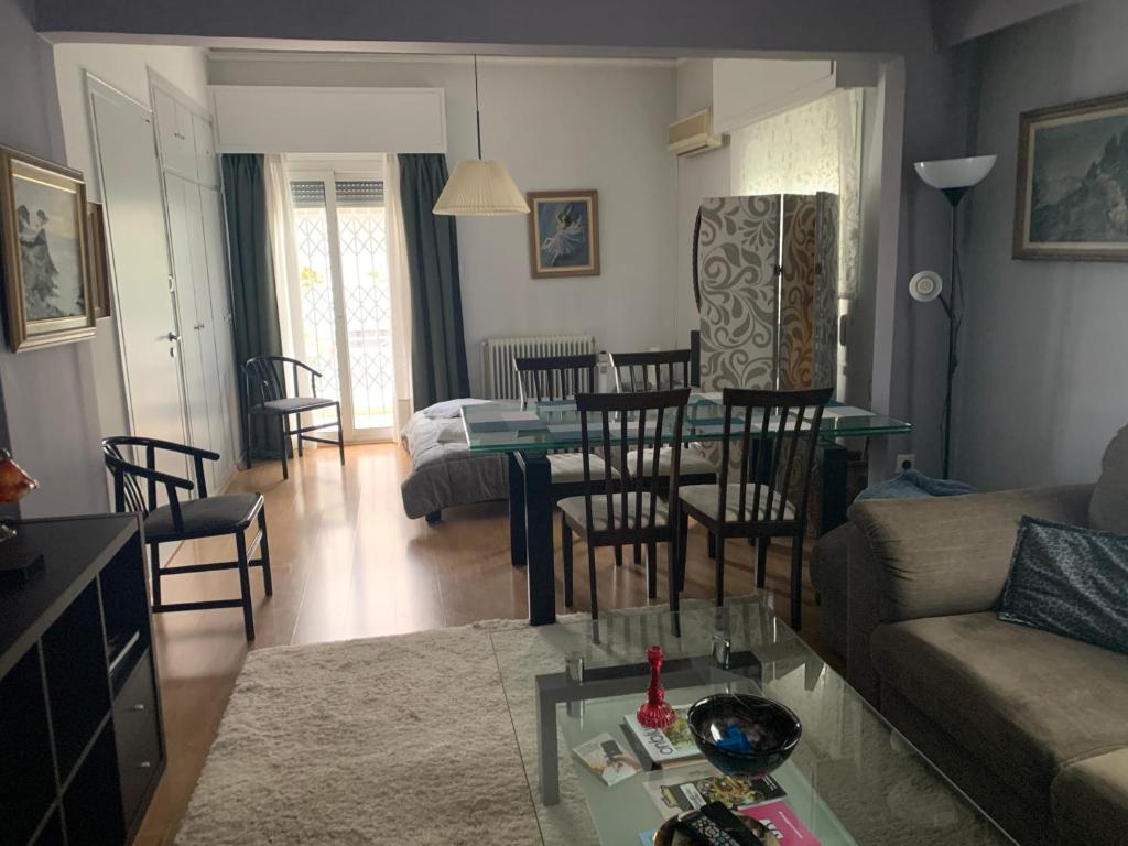 Posedenie v ubytovaní Awesome Home 3' from Metro (M3) Station Agia Paraskevi