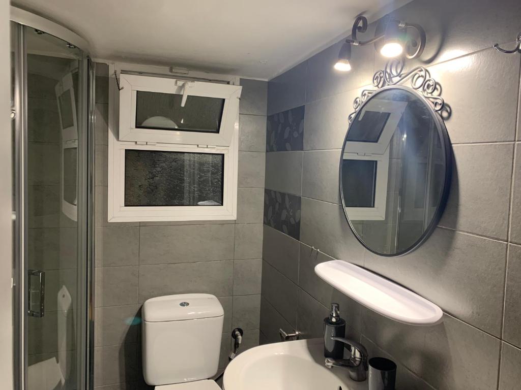 Kúpeľňa v ubytovaní Awesome Home 3' from Metro (M3) Station Agia Paraskevi