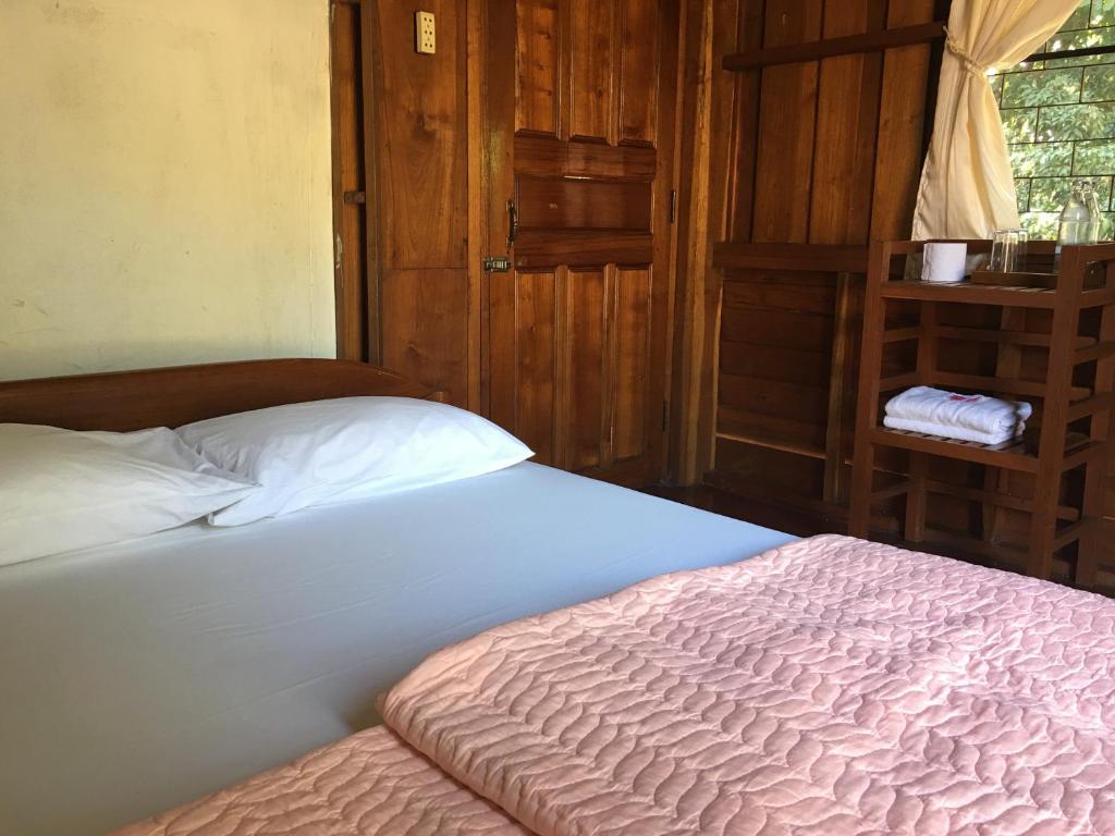 Postel nebo postele na pokoji v ubytování The Creek Garden Resort Huainamrin เดอะ ครีก การ์เด้น รีสอร์ท ห้วยน้าริน