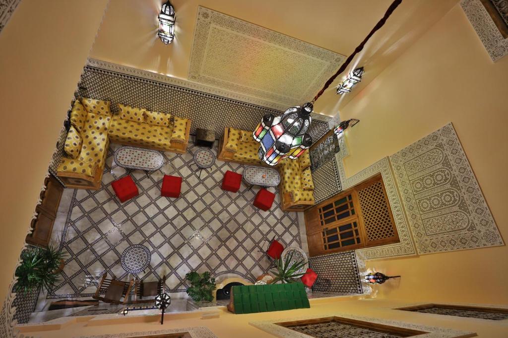 Riad Diamant De Fes في فاس: اطلالة علوية لغرفة بها كراسي وطاولة