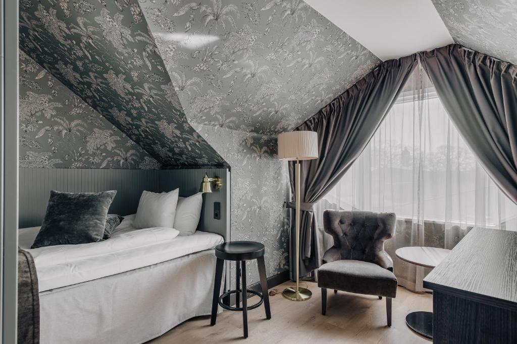 Postel nebo postele na pokoji v ubytování Skara Stadshotell