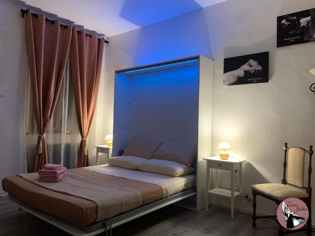 A bed or beds in a room at Casa Julka