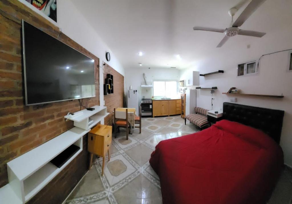 sala de estar con TV de pantalla plana grande en la pared en Rowina Inn 1 en Tigre