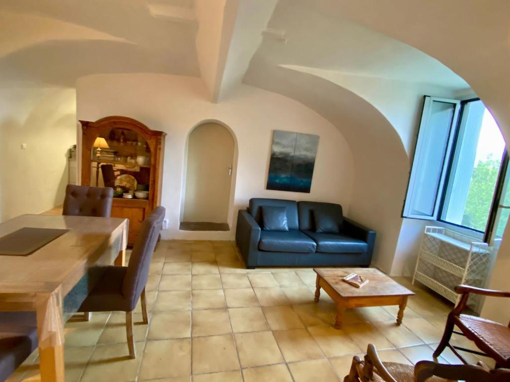 Posezení v ubytování Gîte en Cévennes du sud, bergerie restaurée au rez de jardin d'une bastide avec piscine, vue exceptionnelle, authenticité et confort